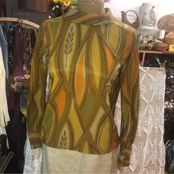 Vintage 1960’s mod - crepe blouse- autumn toned leaf print - buttons in back - Picture 9 of 12
